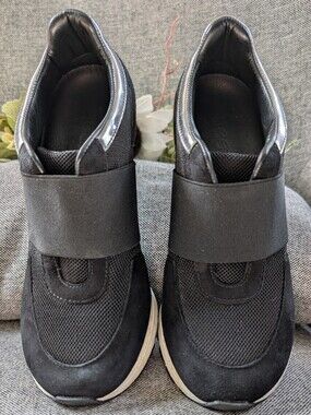 Sneex Suede Pumps